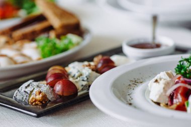 Fındık ile plaka üzerinde peyniri dilimlenmiş