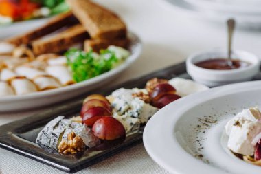 Fındık ile plaka üzerinde peyniri dilimlenmiş