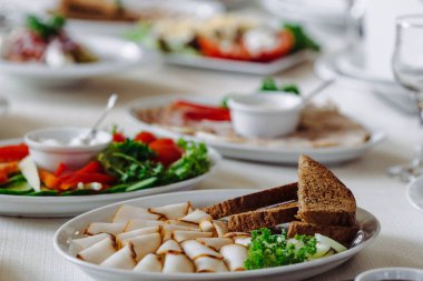 Yemekler masaya servis