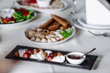 Fındık ile plaka üzerinde peyniri dilimlenmiş