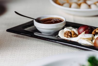 Fındık ile plaka üzerinde peyniri dilimlenmiş