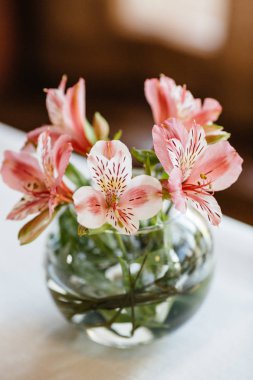 Buket pembe Lily çiçek