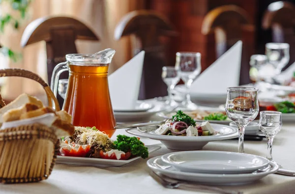 Se sirven platos a la mesa — Foto de Stock