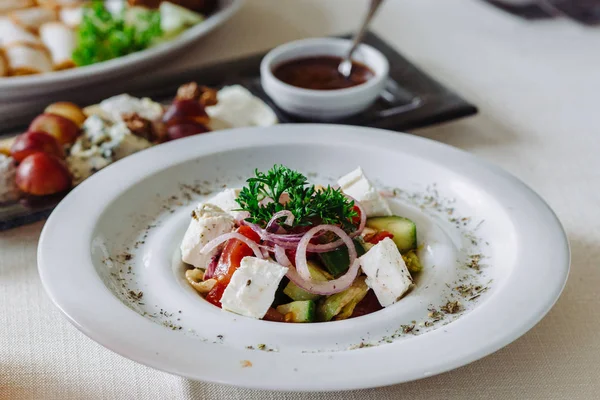 Scheibenkäse auf Teller mit Nüssen und Trauben — Stockfoto