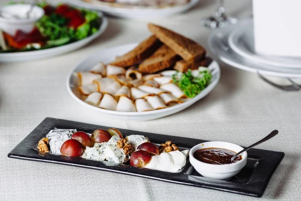 Scheibenkäse auf Teller mit Nüssen — Stockfoto