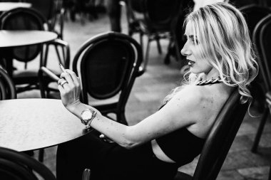  sarışın kadın Siyah elbisenin içinde poz