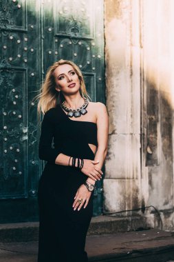  sarışın kadın Siyah elbisenin içinde poz