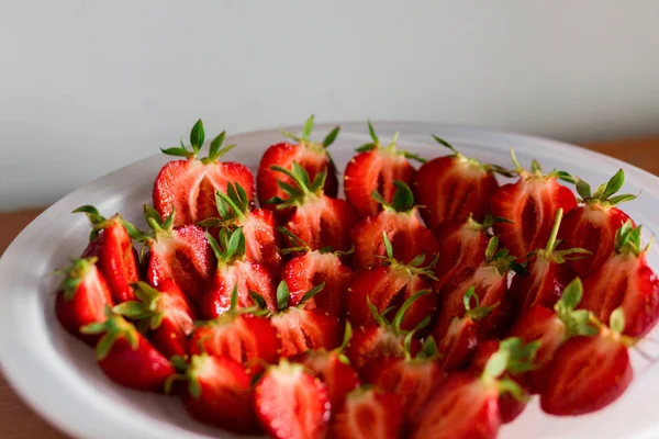 Hintergrund aus frisch geernteten Erdbeeren — Stockfoto