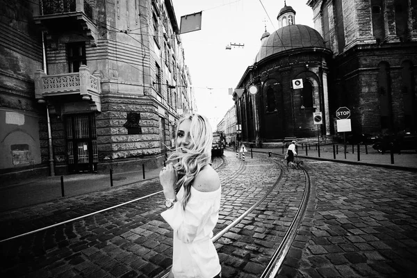 Femme blonde posant dans la rue de la ville . — Photo
