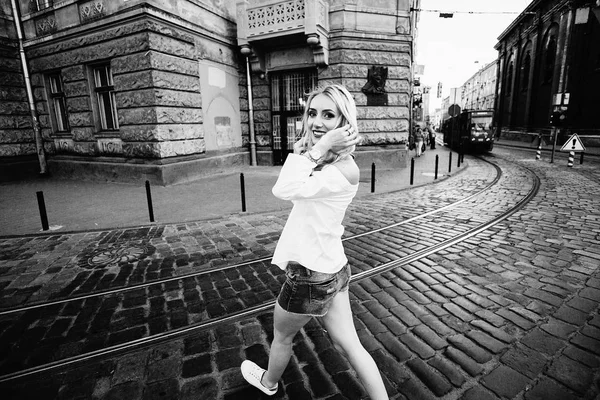 Femme blonde posant dans la rue de la ville . — Photo