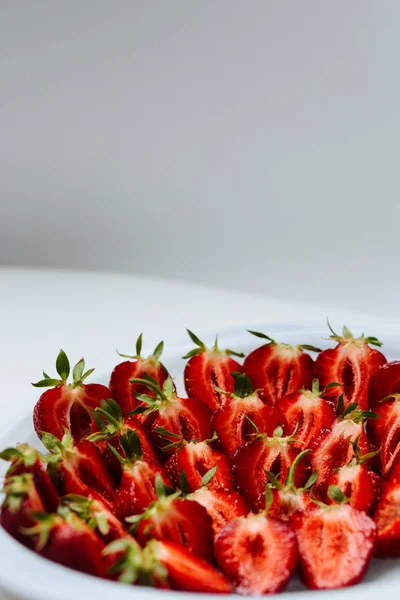 Hintergrund aus frisch geernteten Erdbeeren — Stockfoto