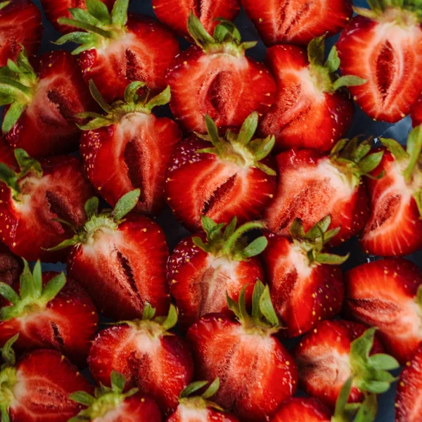 Hintergrund aus frisch geernteten Erdbeeren — Stockfoto