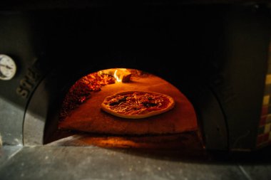 Yakacak odun fırını pizza kapatın