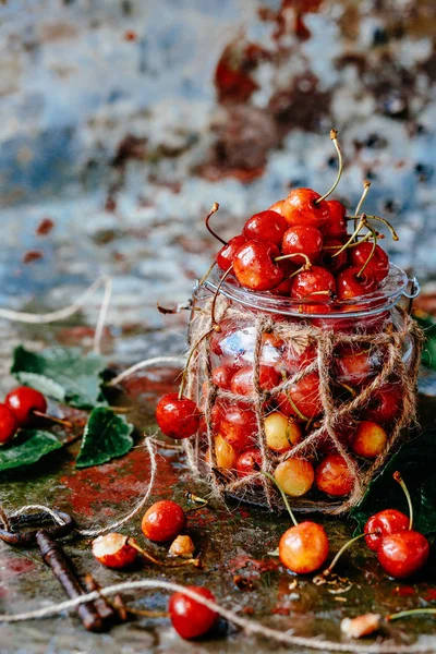 Cerejas na mesa de madeira — Fotografia de Stock