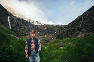 Adam Hiker yakınındaki dağlarda şelale