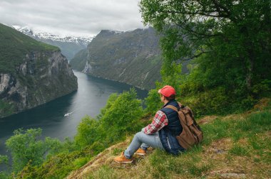 Dağlar, adam uzun yürüyüşe çıkan kimse