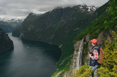 Dağlar, adam uzun yürüyüşe çıkan kimse