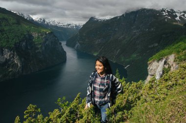 kadın uzun yürüyüşe çıkan kimse, dağlar