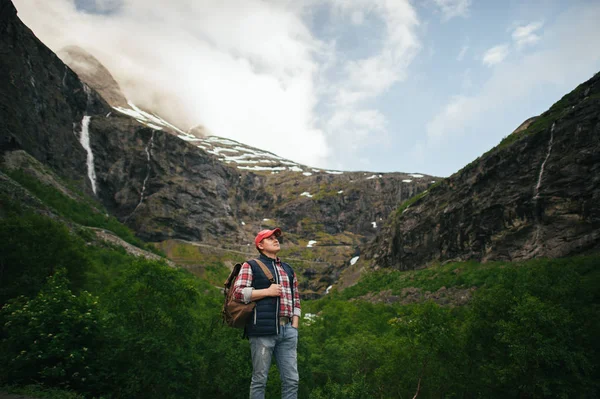 Homem Caminhante perto da cachoeira nas montanhas — Fotografia de Stock
