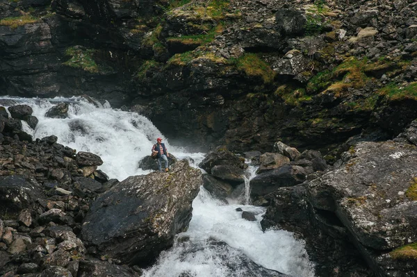 Homme Randonneur près d'une cascade en montagne — Photo