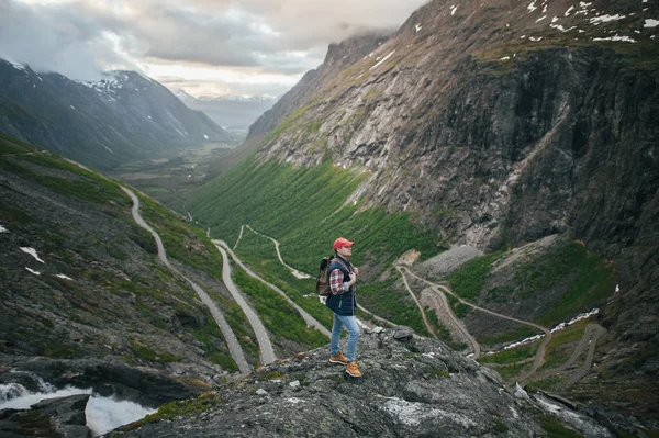 Homem Caminhante em montanhas — Fotografia de Stock