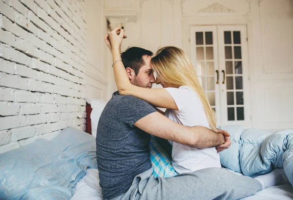 Glückliches Paar im Hotelzimmer — Stockfoto