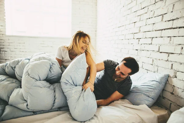 Jovem família relaxante na cama juntos . — Fotografia de Stock