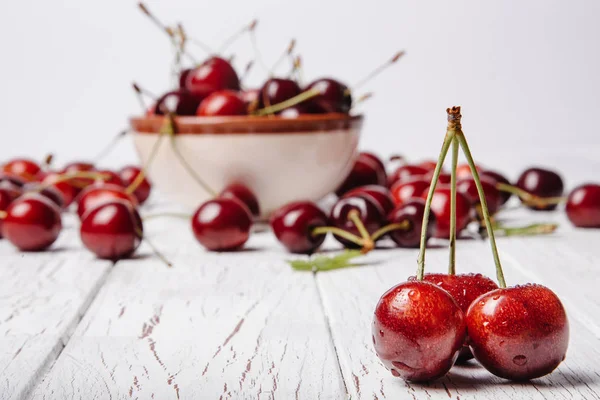 Cerejas frescas doces em uma tigela — Fotografia de Stock