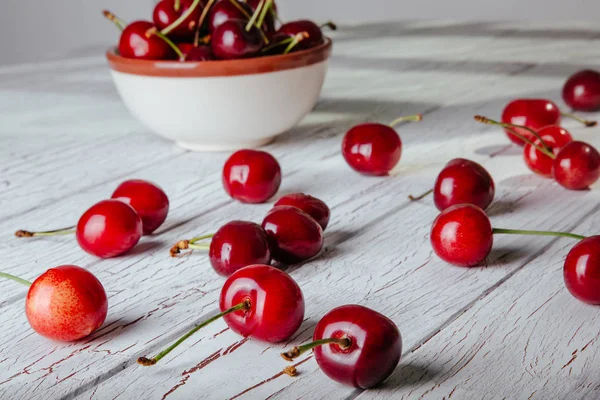 Cerejas frescas doces em uma tigela — Fotografia de Stock