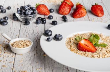 taze yaban mersini, çilek ve yulaf ezmesi 