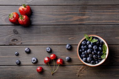 Taze yaz meyveleri vintage kupa 