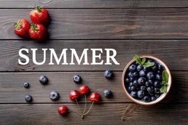 Taze yaz meyveleri vintage kupa 