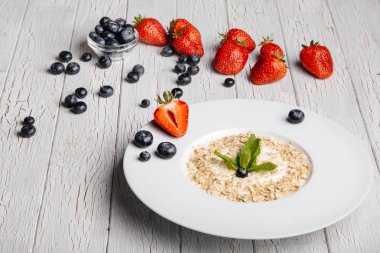 taze yaban mersini, çilek ve yulaf ezmesi 