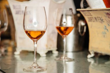 masada bardaklarda alkol içecekler