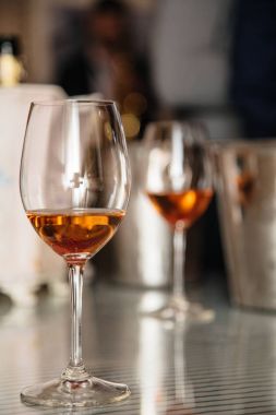 masada bardaklarda alkol içecekler