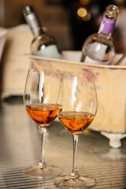 masada bardaklarda alkol içecekler