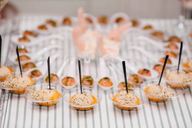 Masanın üzerine lezzetli yemekler