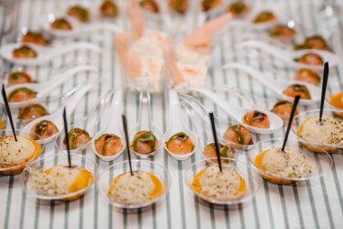 Masanın üzerine lezzetli yemekler