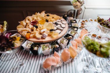 Masanın üzerine lezzetli yemekler