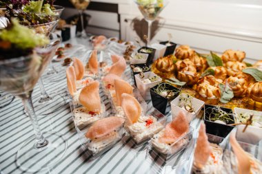 Masanın üzerine lezzetli yemekler 