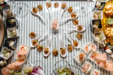 Masanın üzerine lezzetli yemekler 