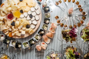 Masanın üzerine lezzetli yemekler