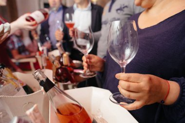 Alkollü içecekler bardaklarda grubu