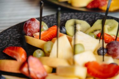 Meyve tabağı masanın üzerine