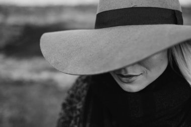 yürüyüş şapkalı kız gülümseyerek