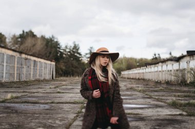 yürüyüş şapkalı kız gülümseyerek