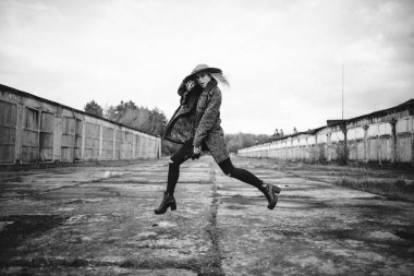 yürüyüş şapkalı kız gülümseyerek