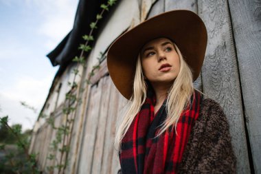 yürüyüş şapkalı kız gülümseyerek