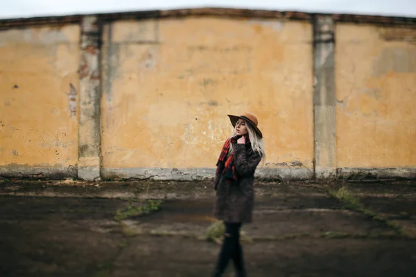 Leende flicka i en hatt som promenader — Stockfoto