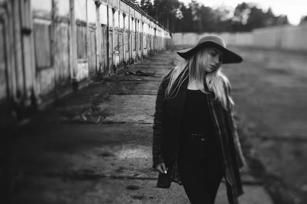 Sorridente ragazza in un cappello a piedi — Foto Stock